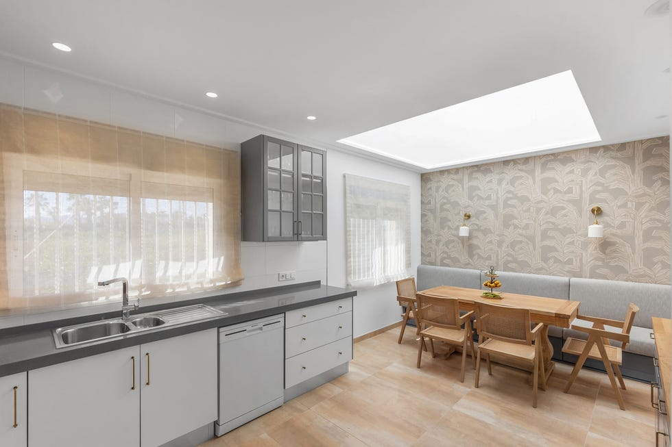 cocina con office y frentes blancos