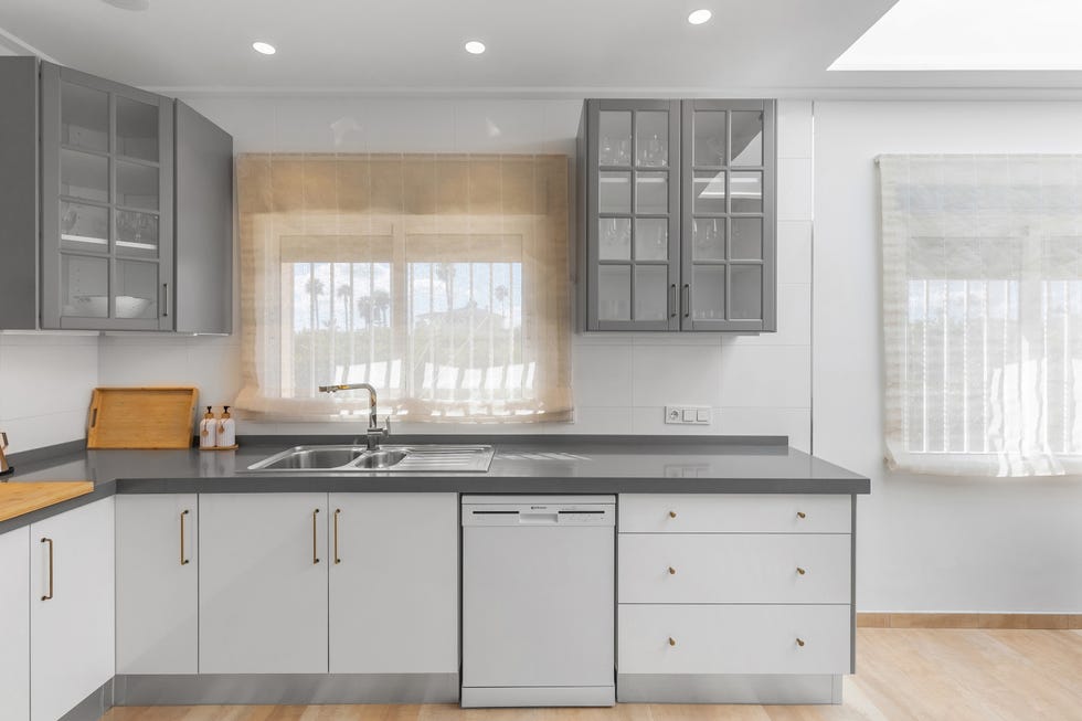 armarios de cocina en blanco y gris