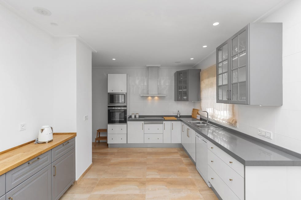 armarios de cocina en blanco y gris