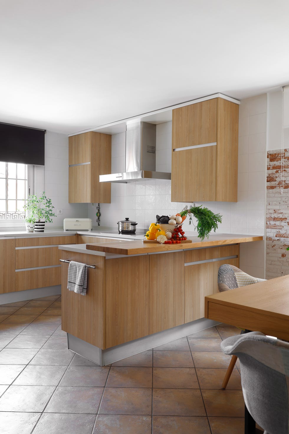 cocina de madera con encimera de mármol