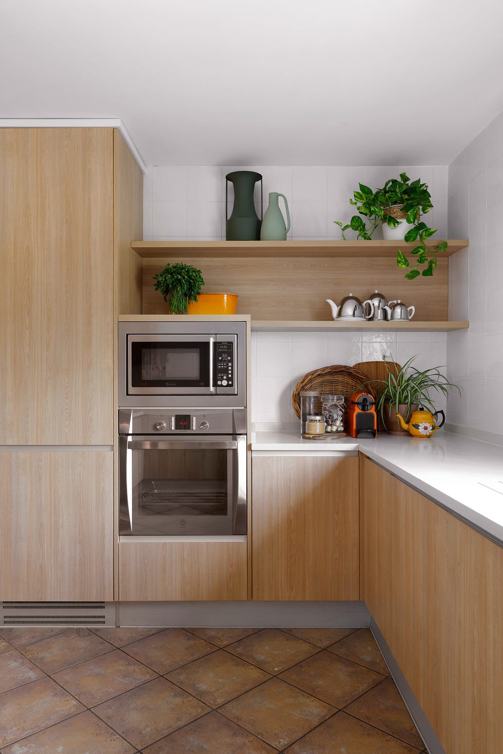 cocina de madera con encimera de mármol