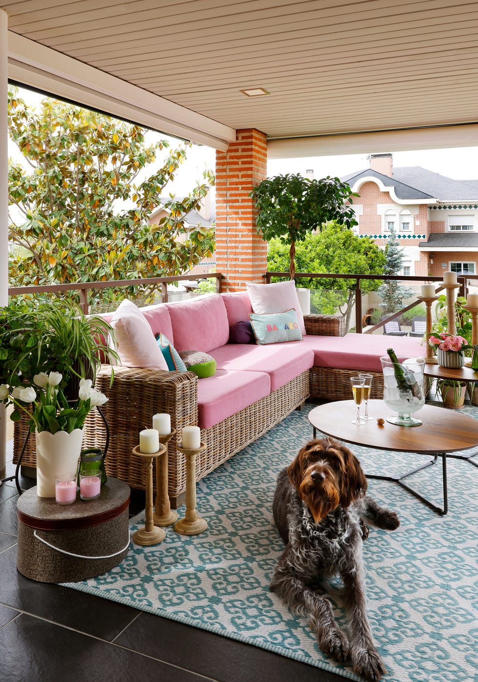 terraza con sofá de ratán