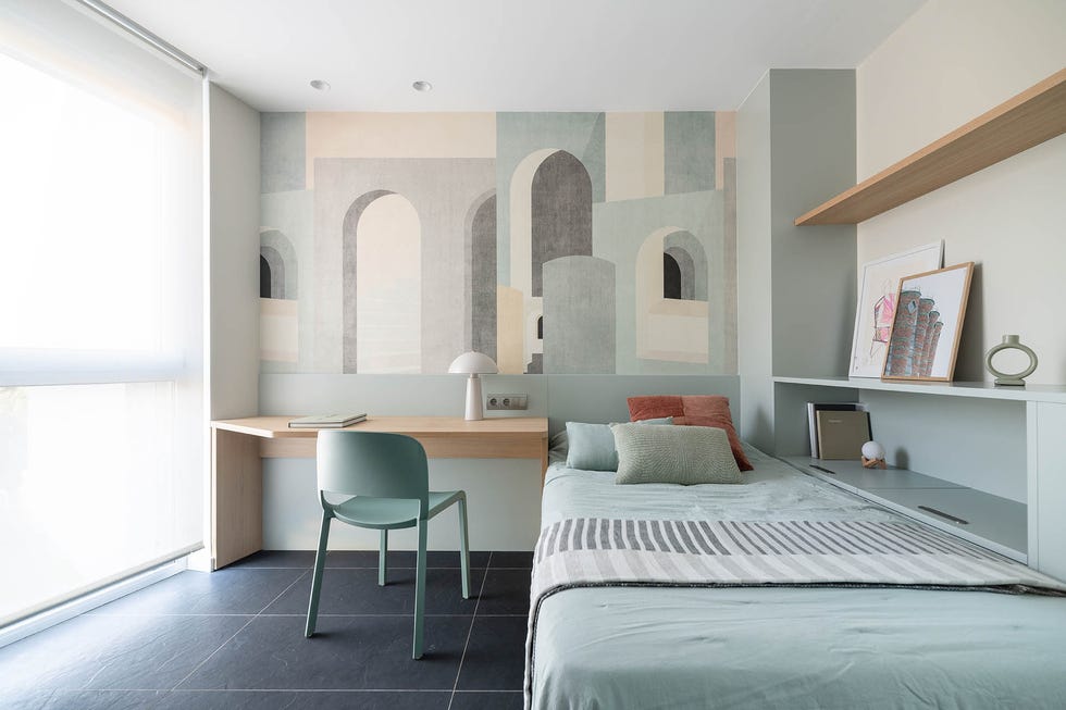 dormitorio decorado con papel pintado en tonos verdes