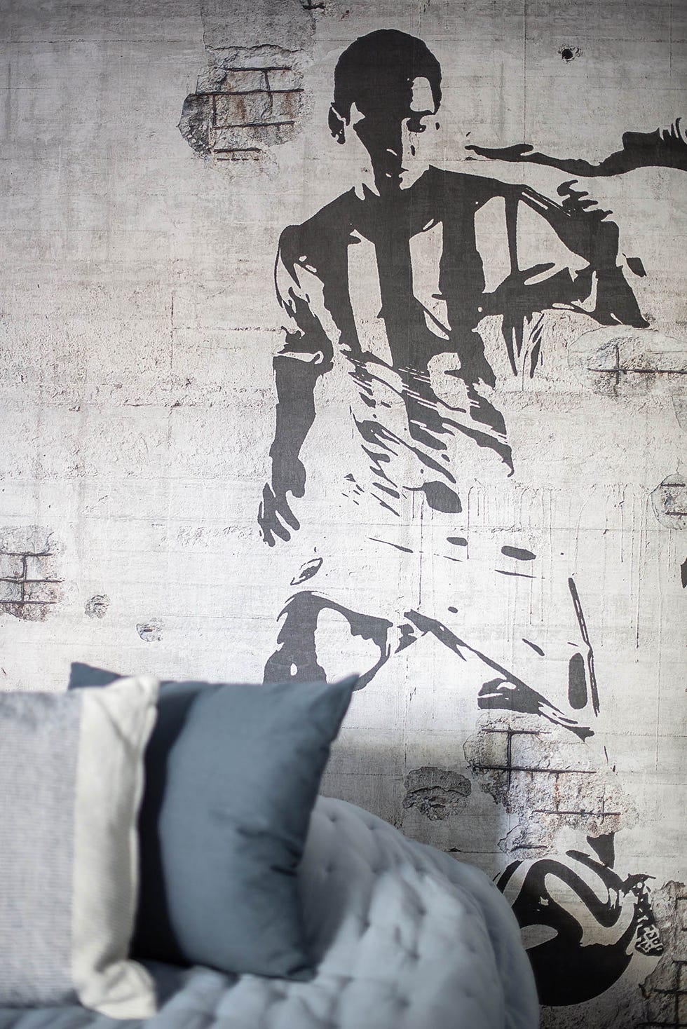 dormitorio decorado con papel pintado