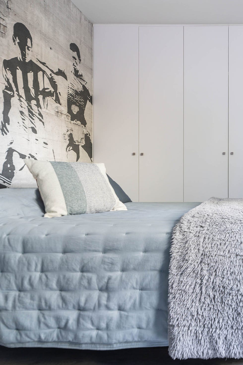 dormitorio decorado con papel pintado