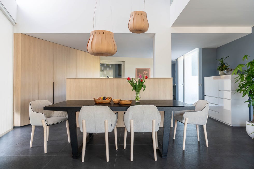 mesa de comedor con sillas y lámparas suspendidas