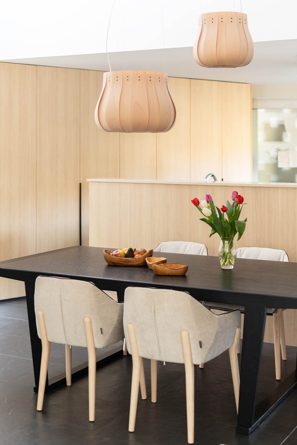 mesa de comedor con sillas y lámparas suspendidas