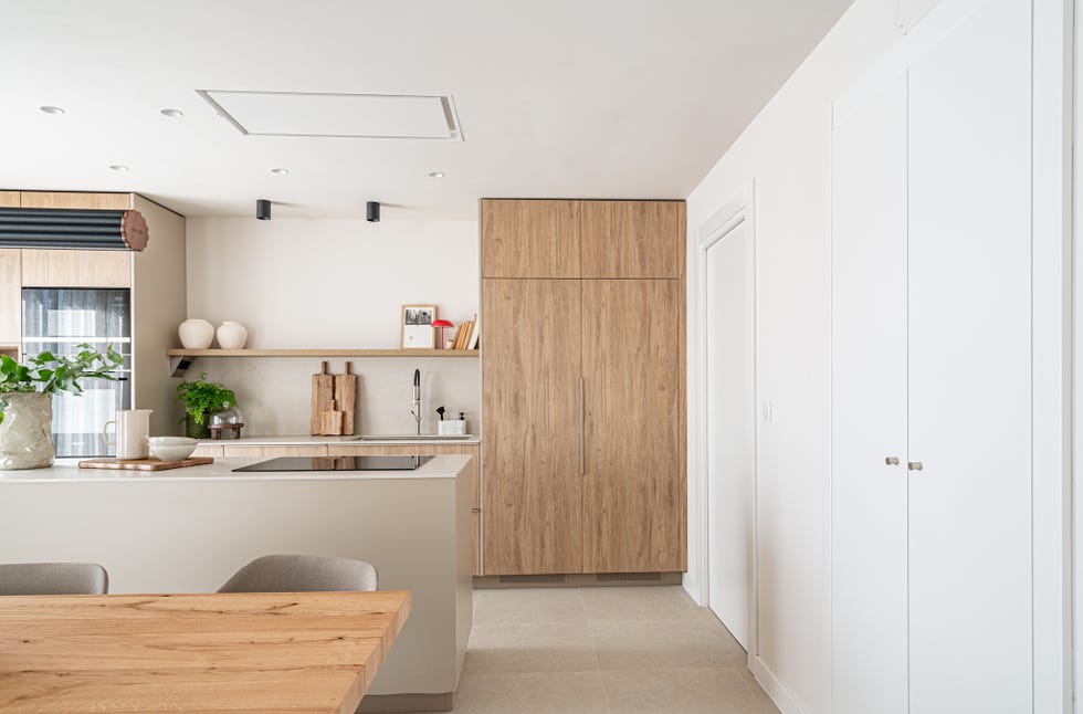 cocina con isla y armarios de madera