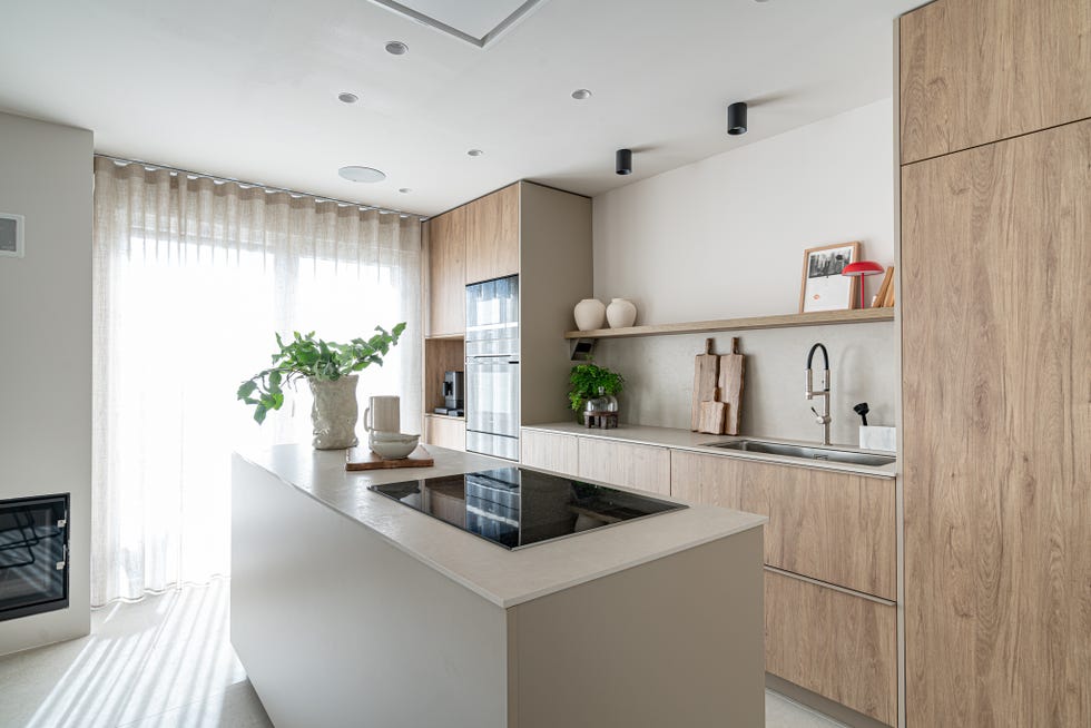 cocina con isla y armarios de madera