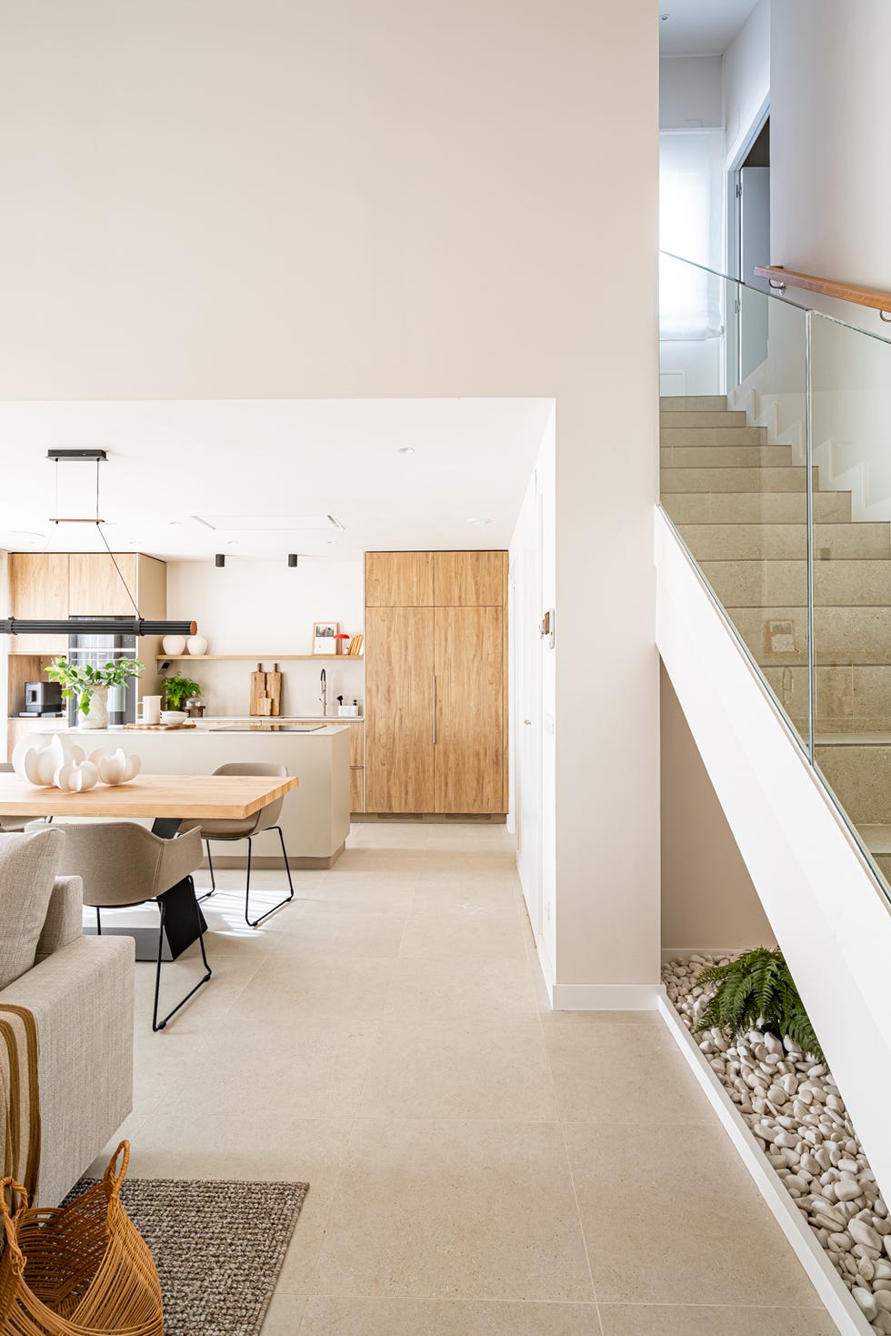 cocina abierta y escalera con helechos en el hueco