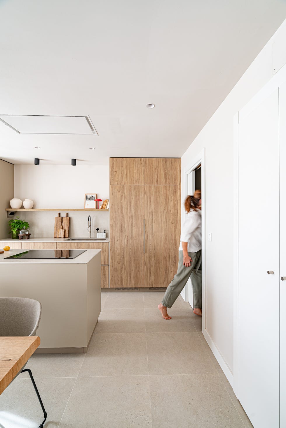 cocina con isla y armarios de madera