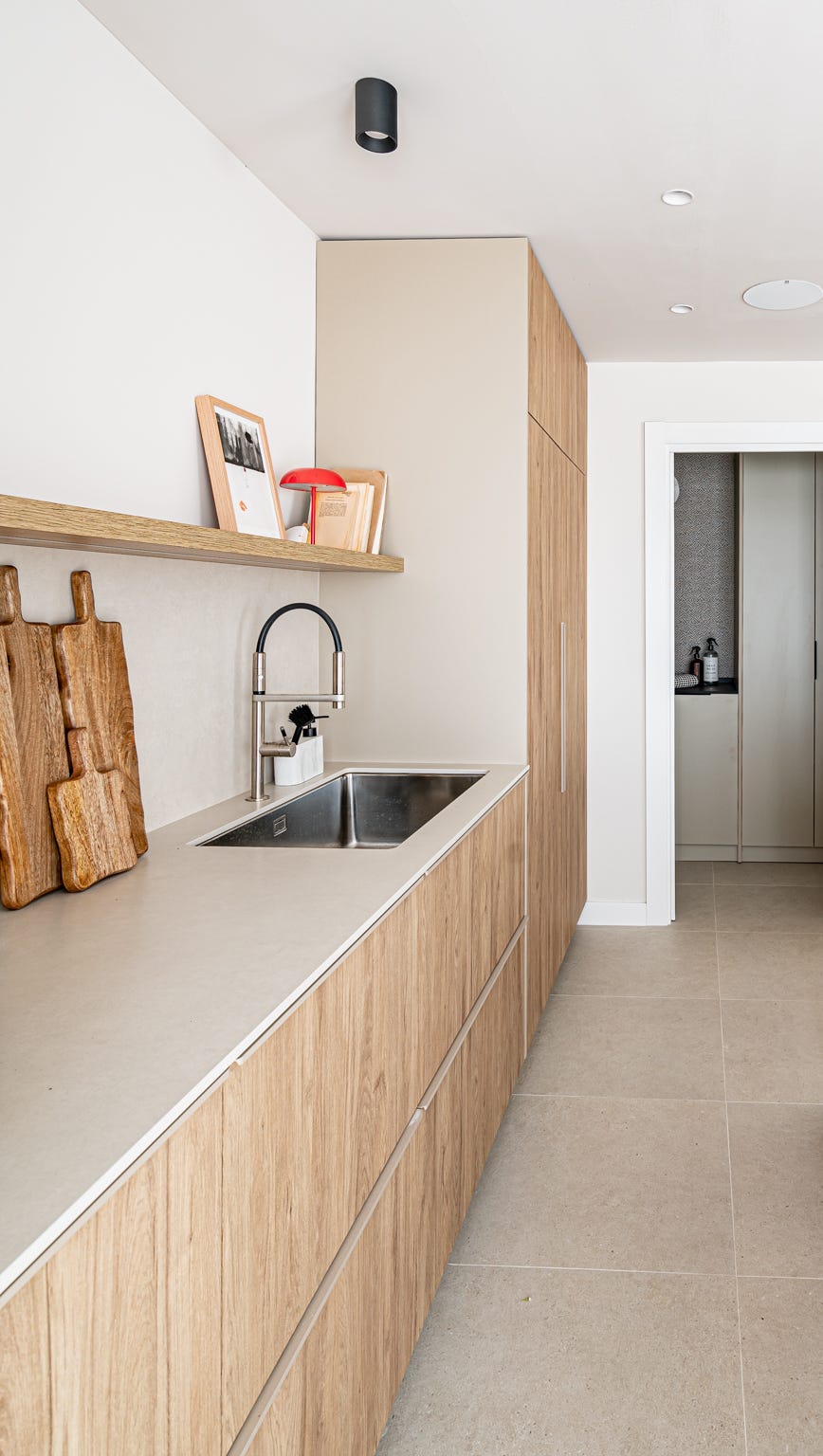 cocina con puertas de madera
