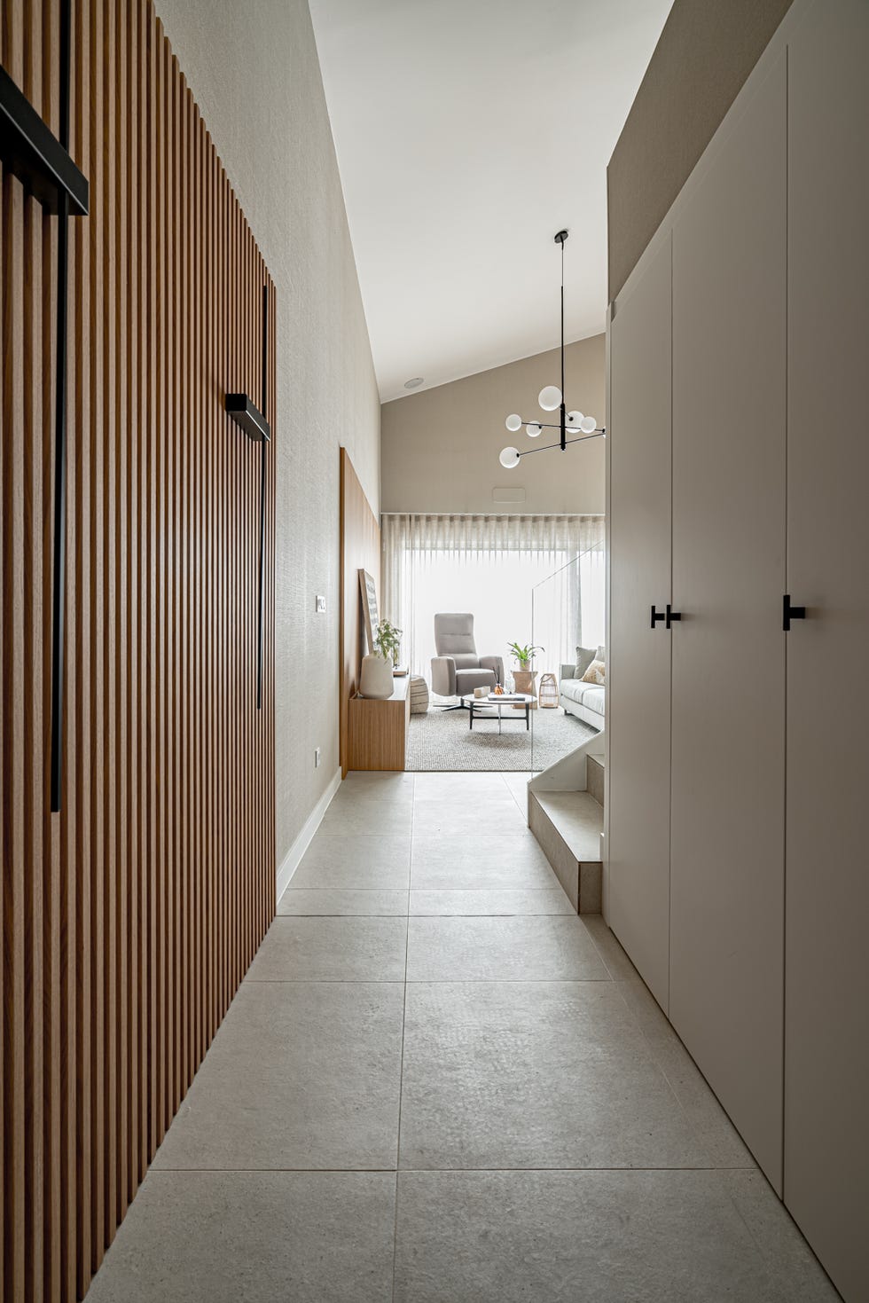 pasillo con armario empotrado y pared con listones de madera