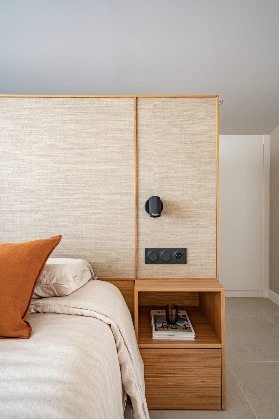 cabecero hecho con listones de madera y papel efecto tejido