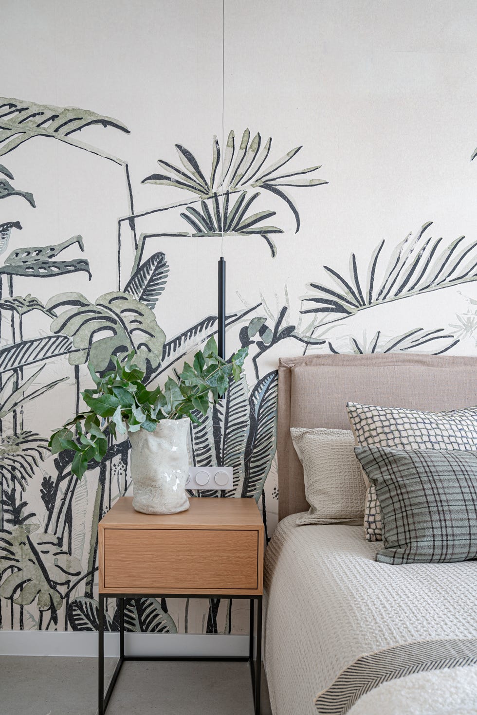 dormitorio con mural de dibujos botánicos en la pared del cabecero
