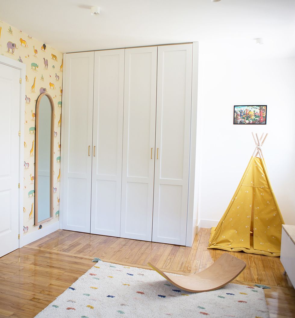 habitación infantil con tipi amarillo y papel pintado con dibujos de animales