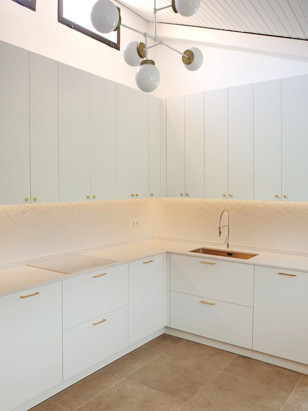 cocina blanca de diseño moderno