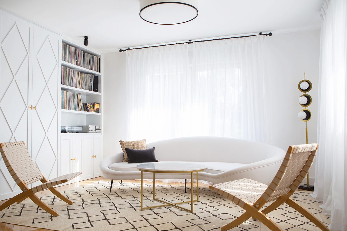 salón de diseño moderno decorado en blanco