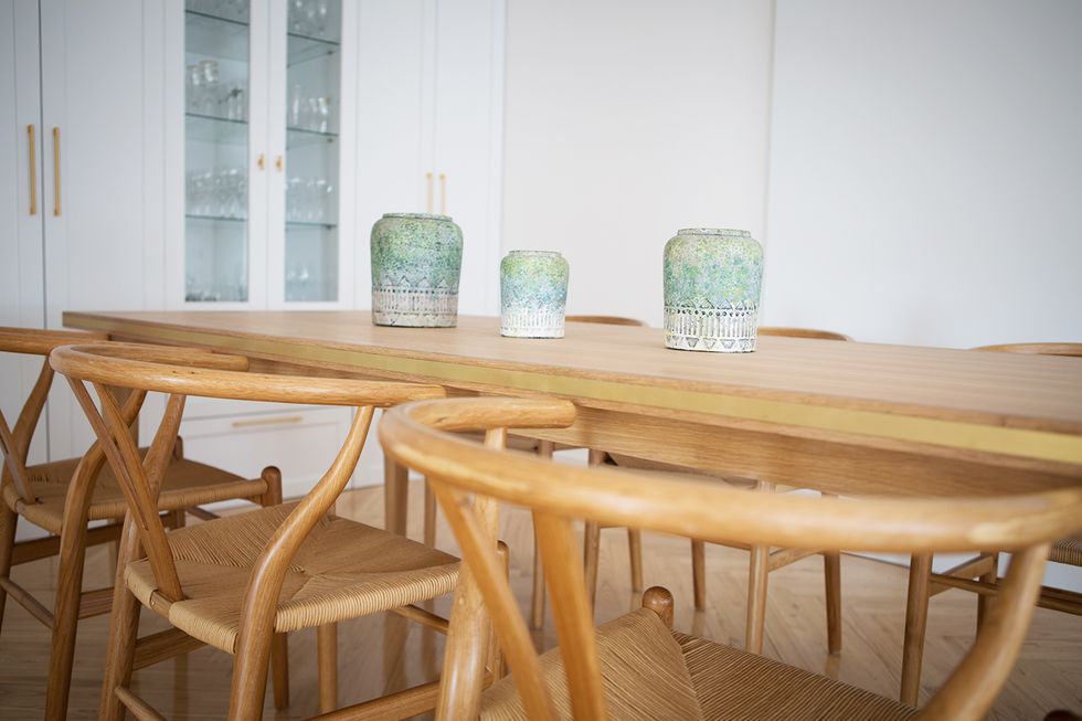 mesa de comedor de madera rectangular y sillas tipo wishbone