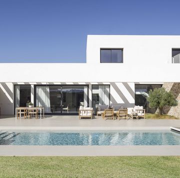 casa moderna con jardín y piscina en el campo, tarragona