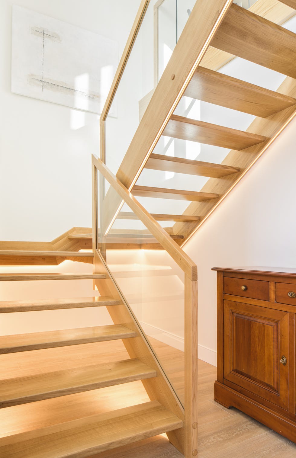 escalera de madera con peldaños flotantes