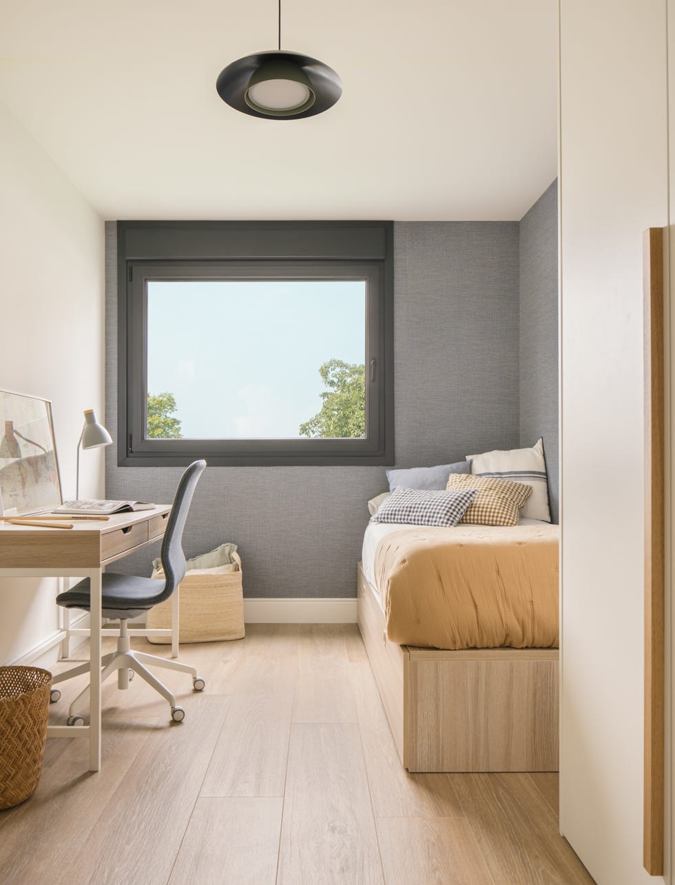 dormitorio juvenil con cama y escritorio de madera y papel pintado con efecto textil gris