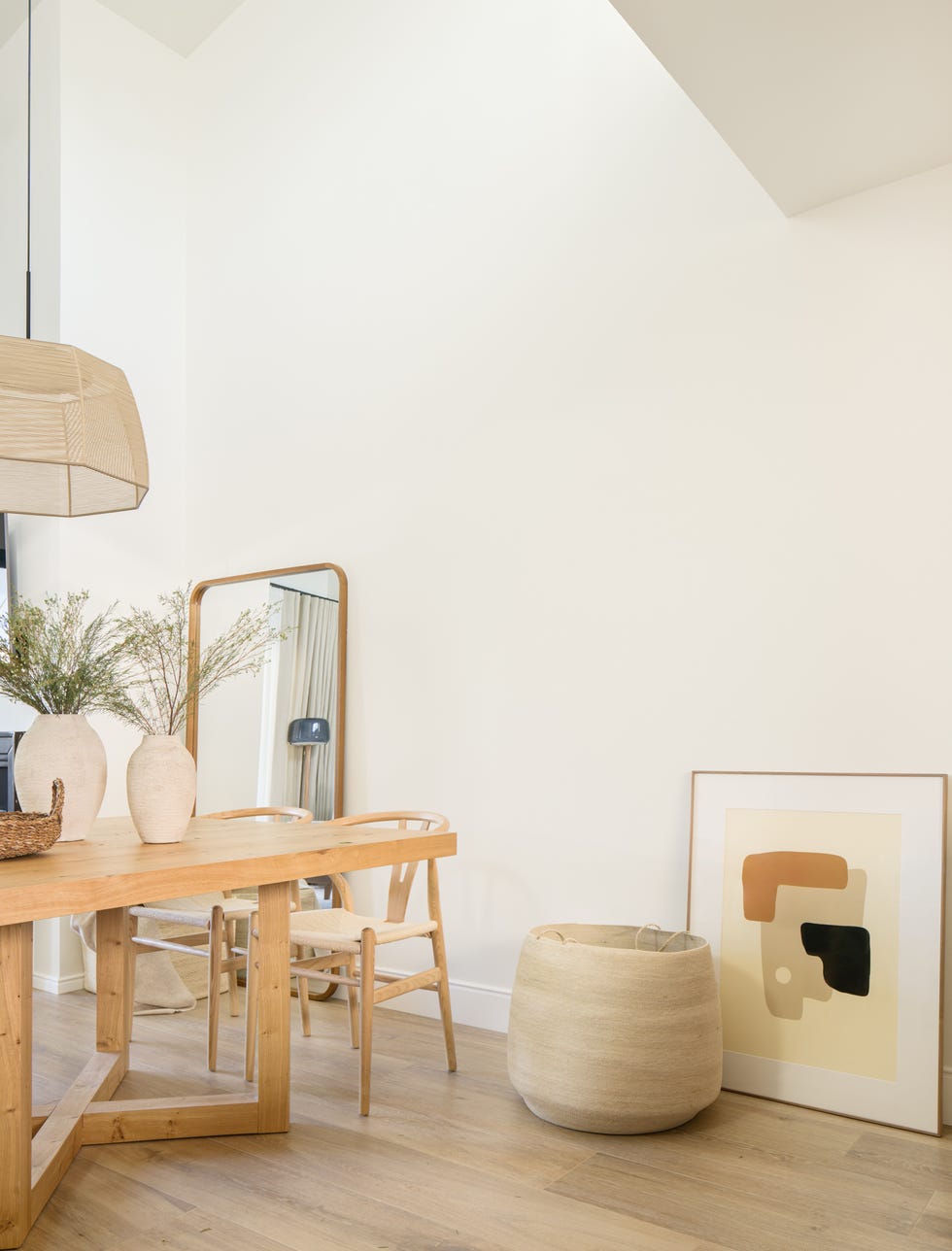 mesa de comedor de madera con sillas wishbone