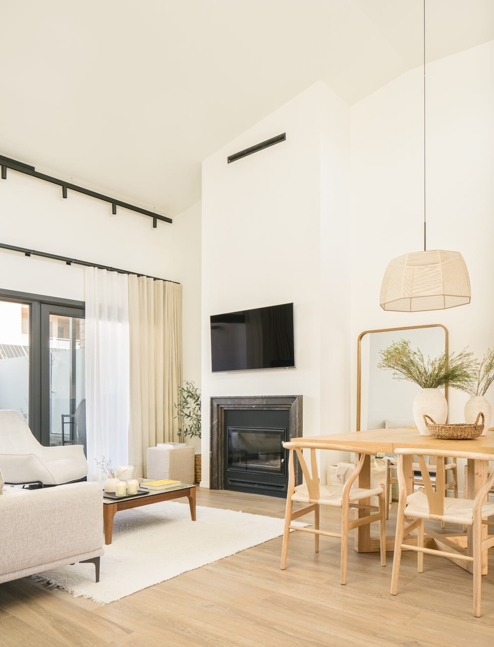 salón comedor con chimenea