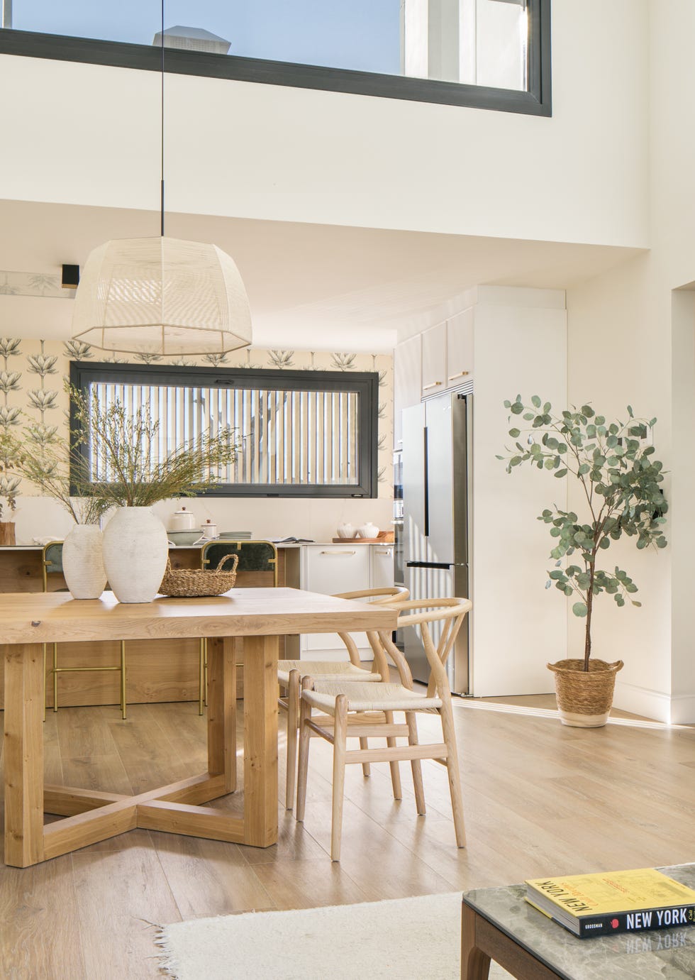 mesa de comedor de madera con sillas wishbone