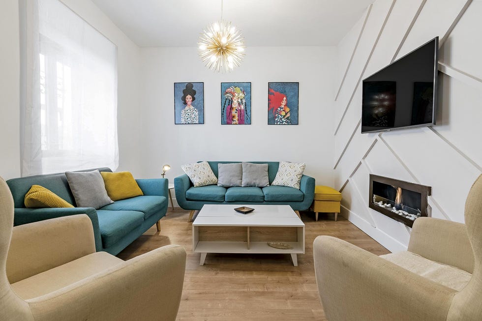 vivienda unifamiliar salón con sofás de colores