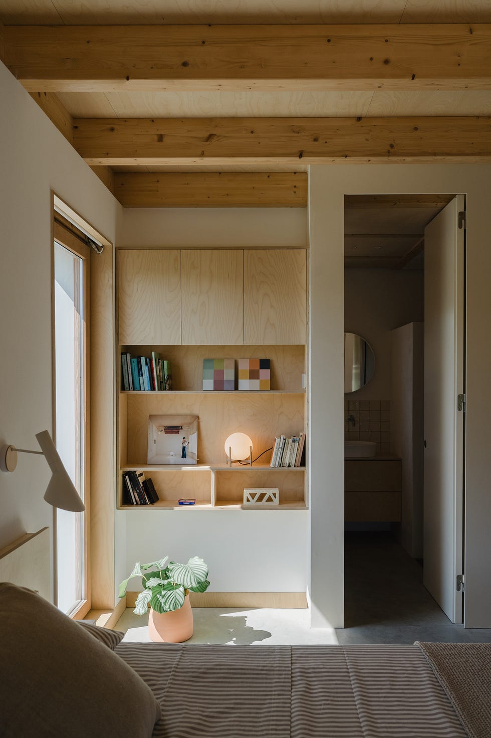 dormitorio con estantería de madera empotrada