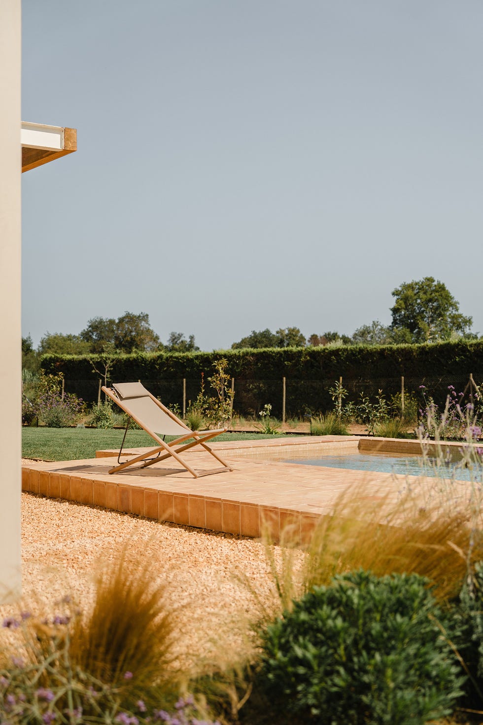 jardín con piscina
