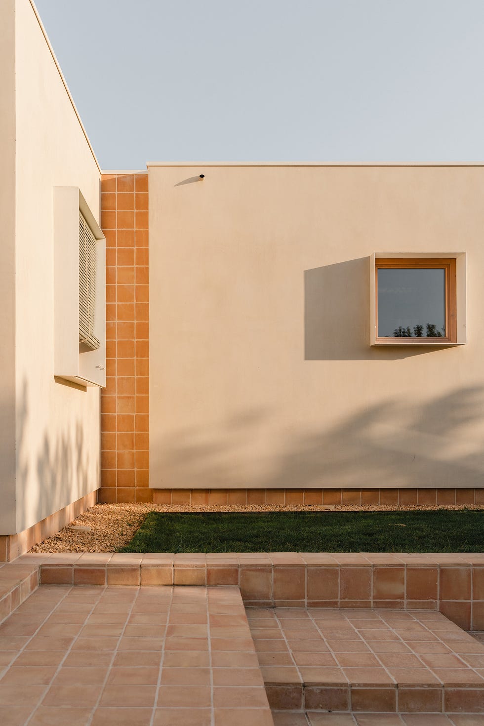 casa con jardín y fachada de piedra