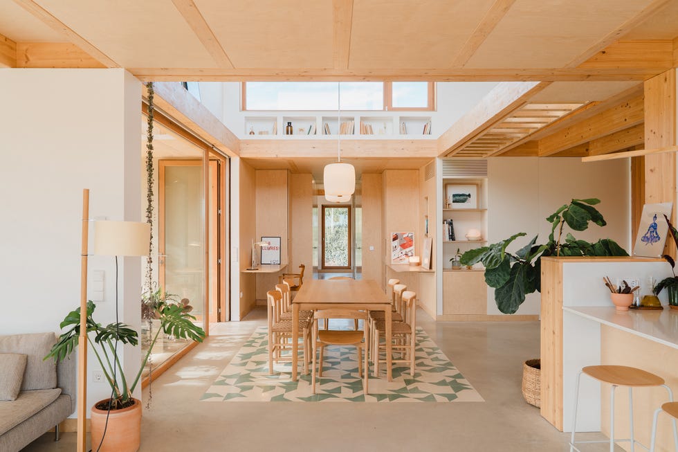 salón, comedor y cocina con paredes y techos de madera