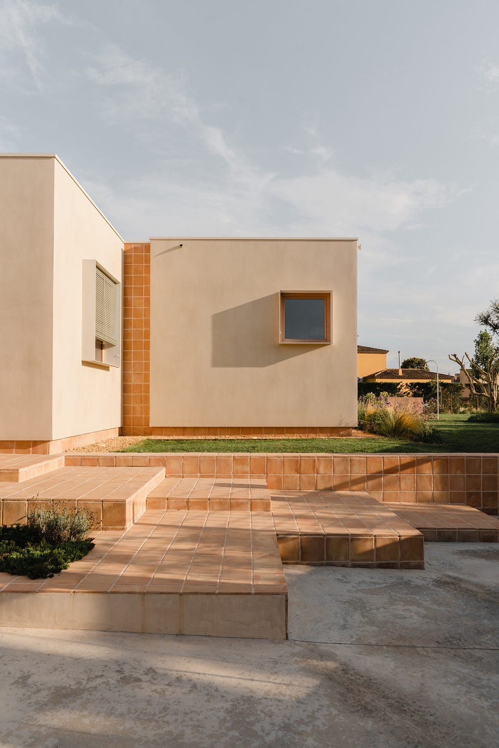 casa con jardín y fachada de piedra