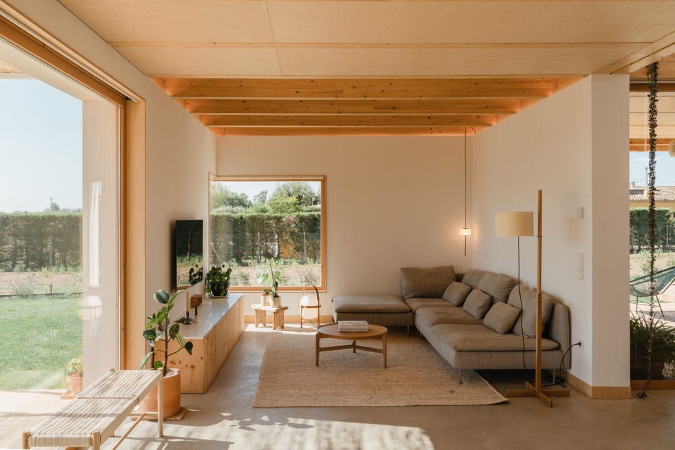 salón abierto con vigas de madera
