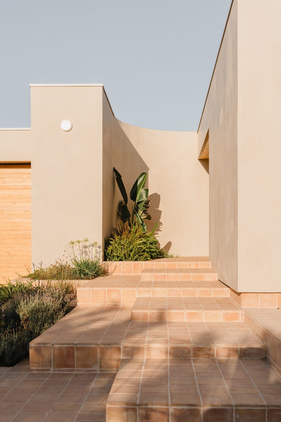 fachada de piedra con plantas