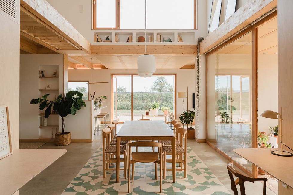 salón con doble altura y revestimientos de madera