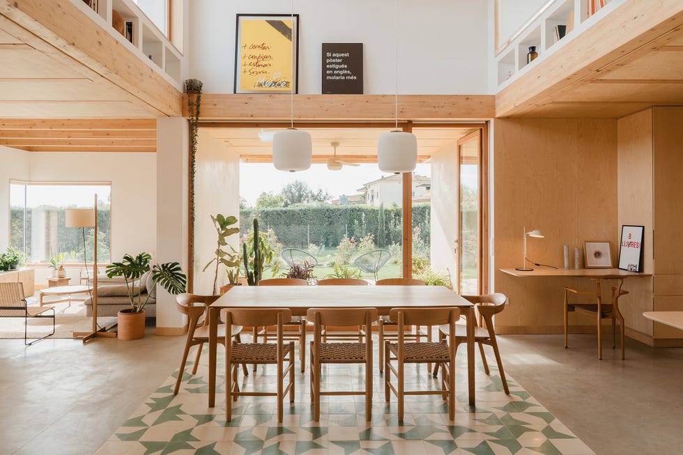 mesa de comedor con sillas de madera y suelo con baldosas geométricas