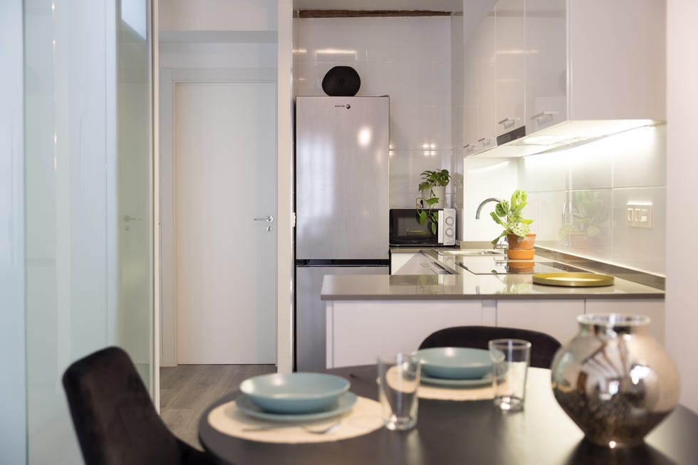 cocina blanca con barra