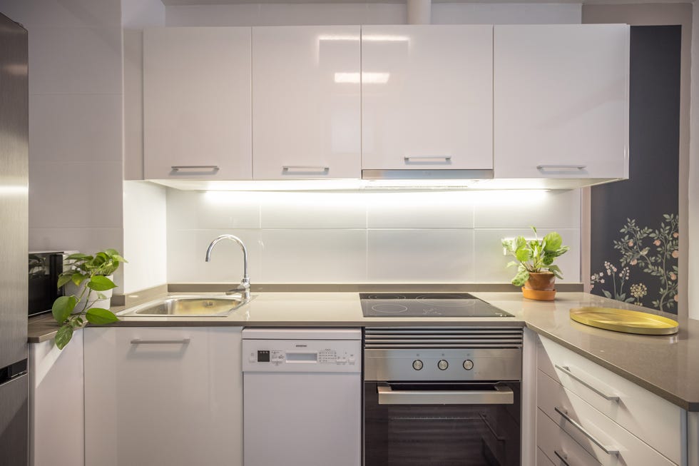 cocina blanca con barra