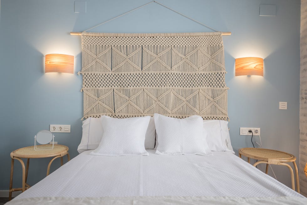 dormitorio con cabecero de macramé