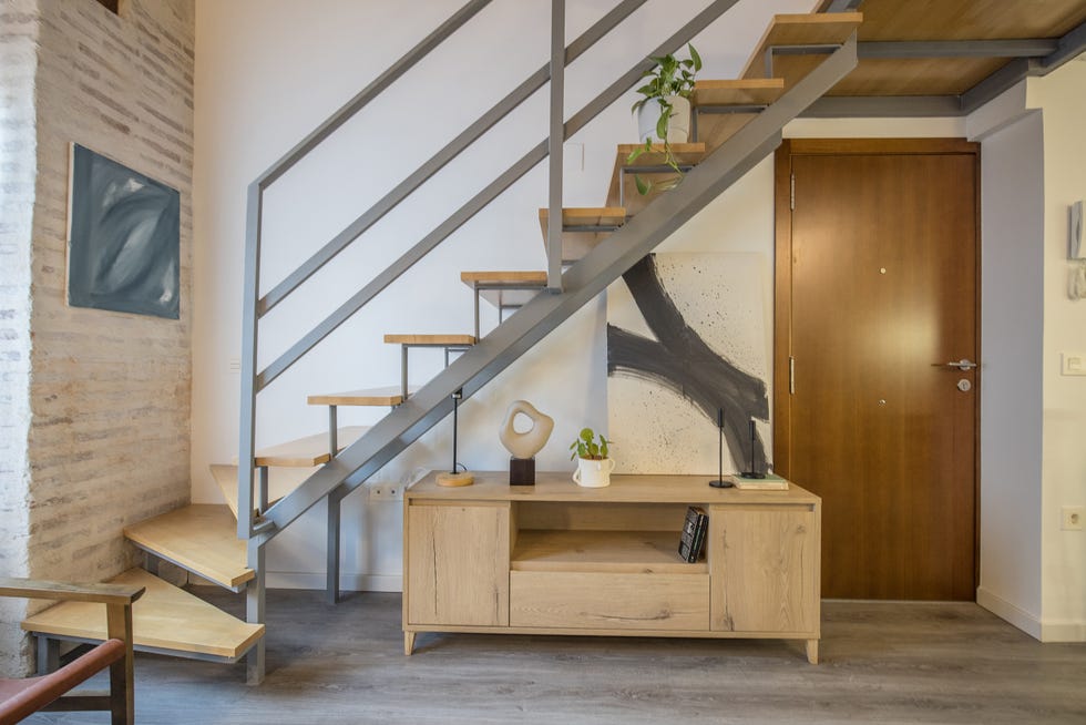 escalera metálica con peldaños volado de madera