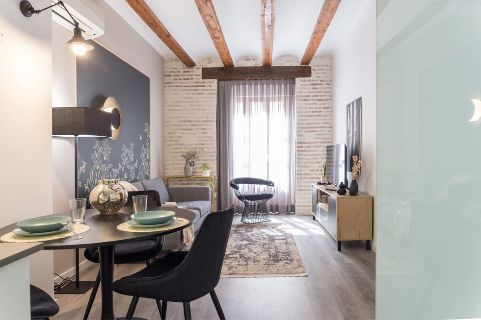 salón comedor con papel pintado botánico