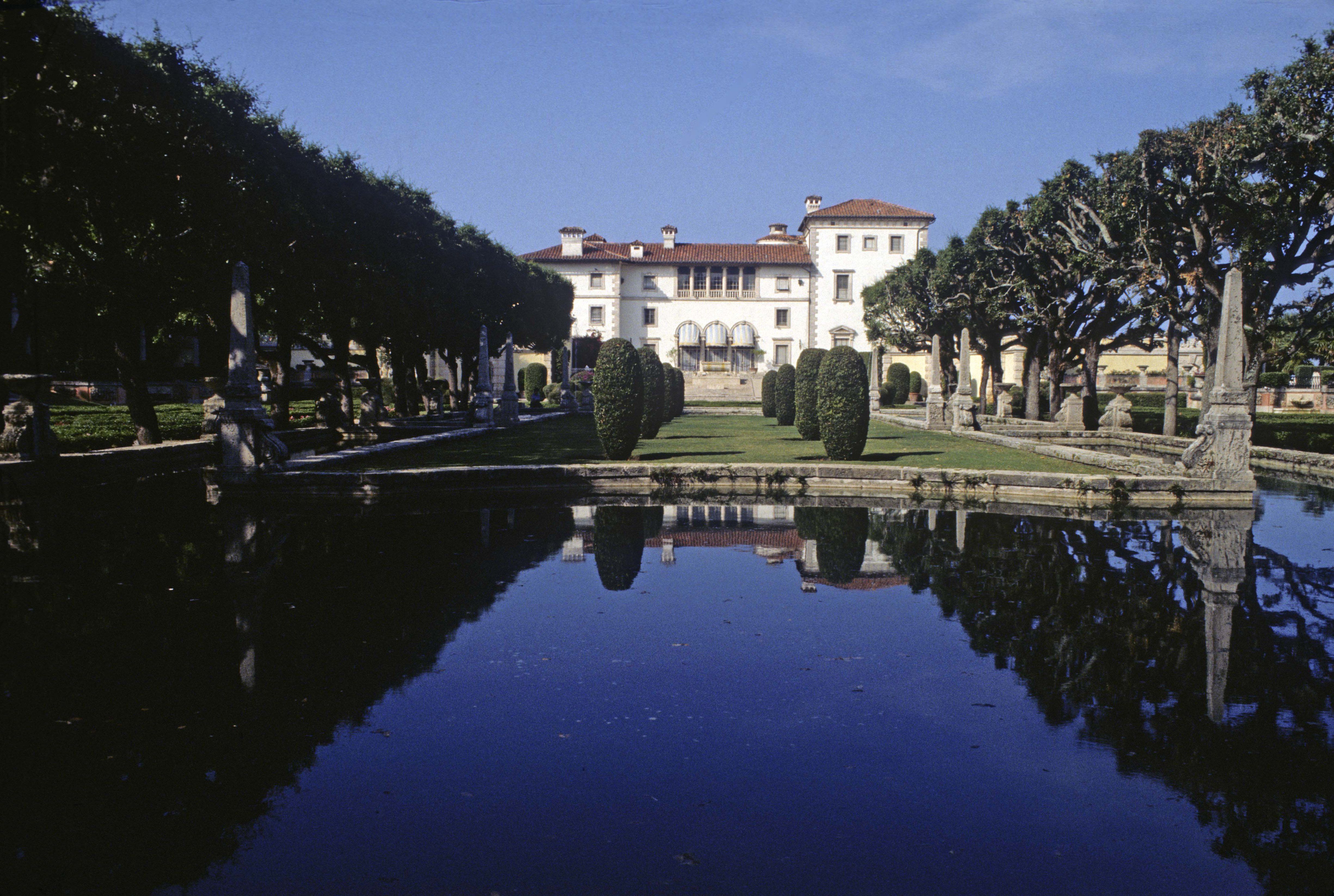 https://hips.hearstapps.com/hmg-prod/images/vizcaya-museum-and-garden-by-burrall-hoffman-on-may-28-1992-news-photo-1697474699.jpg