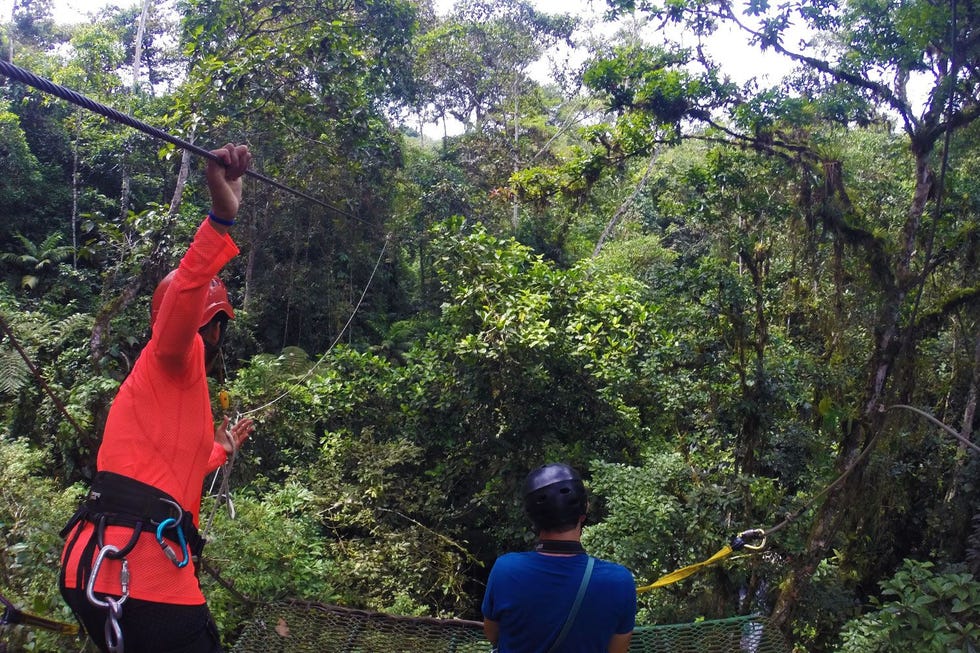Ziplines brengen ons van de ene naar de andere kant van de Puente Vigas Canyon