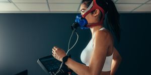 vrouw doet vo2 max test ademhaling hardlopen