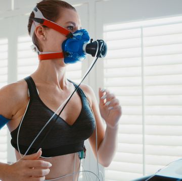 vo2 max training mask with a young athlete