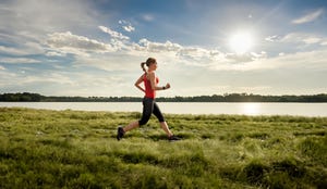 vrouw loopt over gras