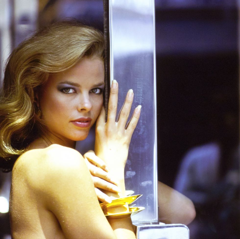 vogue, october 01, 1976 model lisa taylor is wearing earrings from diane of denmark and large gold cuffs from harold holliday. on lips: christian dior creme lipstick #749. hair by christiaan. makeup by ariella. photographed at the hyatt international's u.n. plaza hotel in new york city. (arthur elgort/conde nast via getty images)